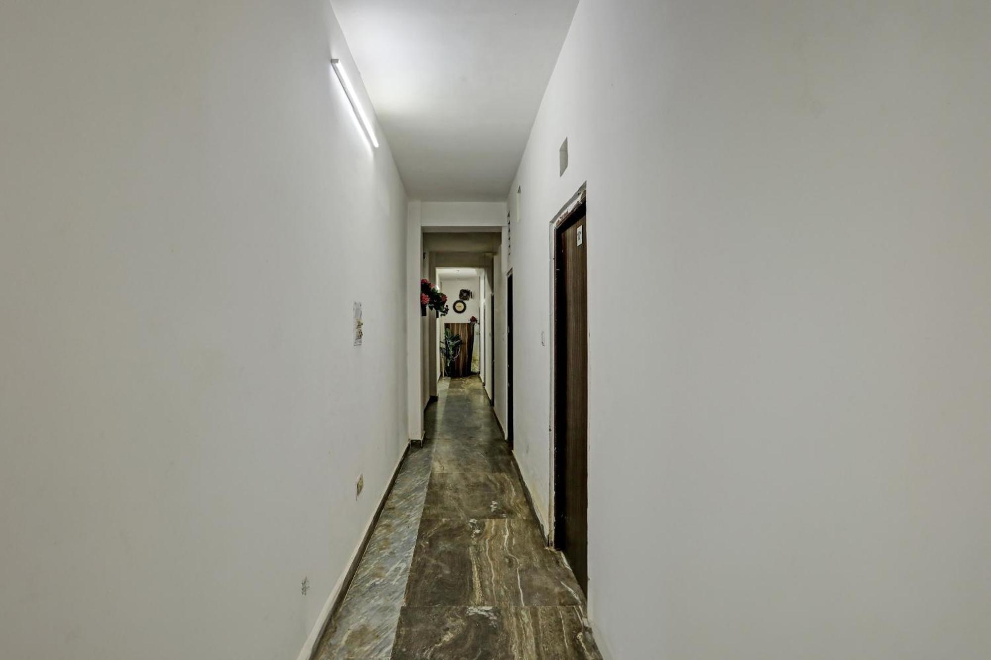 Hotel O Raaz Hotel Delhi Kültér fotó